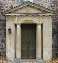 Das Portal der Garzauer Pyramide, seit 1815 an der St. Marienkirche in Strausberg 
(Aufnahme 2008)