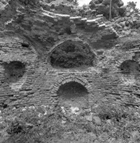 Geröll im Hauptsaal der Ruine, Nischen und Gewölbeansatz sind teilweise erhalten
(Messbildaufnahme 2000)