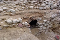 Eine freigelegte kleine Kammer an der Ostseite der Pyramide, die wie drei weitere Kammern aufgebrochen vorgefunden wurde (Aufnahme 2002)