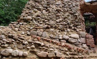Teil eines rampenartigen Aufgangs sowie Findlinge der ehemaligen Pyramidenaußenschicht nach der Beräumung (Aufnahme 2002)