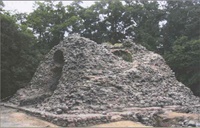 Die freigelegte Ruine der Pyramide (Aufnahme 2002)