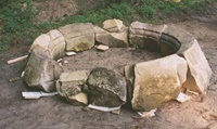 Fragmente und einige erhaltene Sandsteinsegmente vom Opaeum konnten im Geröll des Hauptsaals geborgen werden (Aufnahme 2002)