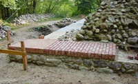 Nach dem Aufmauern des Pyramidensockels wird die Ziegelrollschicht verlegt
(Aufnahme 2003)