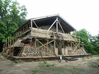 Im unteren Bereich der Pyramide sind der Sockel und das Findlingsmauerwerk mit
Rampenaufgängen wieder hergestellt (Aufnahme 2004)