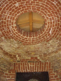 Das Gewölbe des Vorraums mit originalen 
Ziegelresten, das Deckenauge wird vom Dach des Portals überdeckt (Aufnahme 2009)