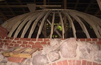 Lehrgerüst und erste Steinversetzarbeiten für das Gewölbe des Hauptsaals unter dem Schutzdach (Aufnahme 2006)