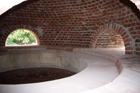 Blick in die rekonstruierte obere Kuppel. Rundbogenöffnungen und Opaeum lassen indirektes Licht in den darunterliegenden Hauptsaal fallen (Aufnahme 2009)