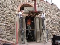 Die Replik des Sandsteinportals wird vor die Pyramide gestellt (Aufnahme 2008)