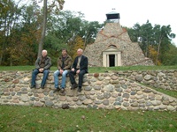 Am Tag, als der Pavillon aufgesetzt wurde.
M. Selle, O. Pistulla und  J. Reimann